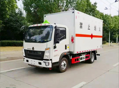 國(guó)六重汽豪沃藍(lán)牌防爆車駕駛室配置高,駕駛舒適,功能齊全